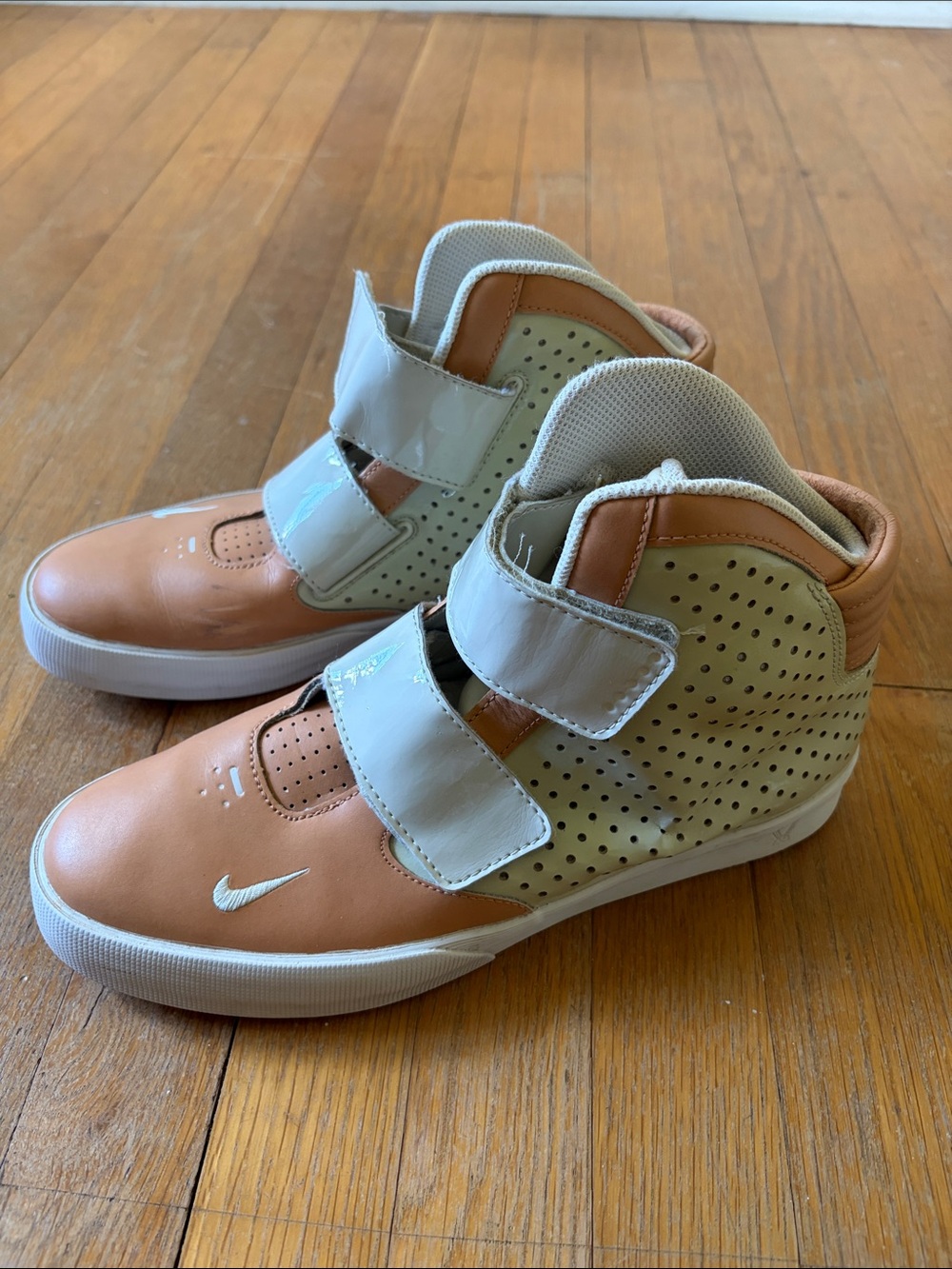 Nike FLY STEPPER 2K3  High-Top Sneakers in Tan and Cream Velcro